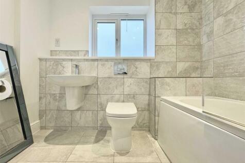 Bathroom b.jpg