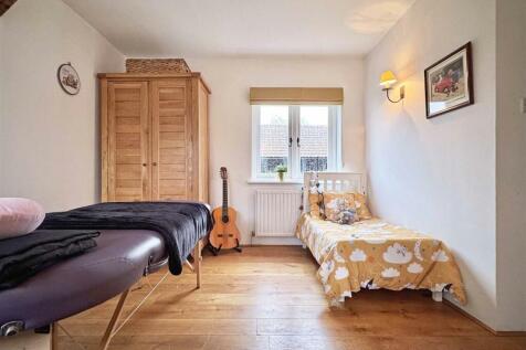 Guest Bedroom b.jpg