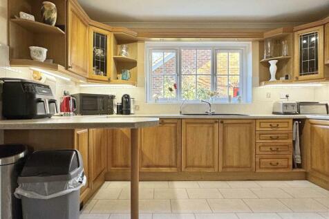 Kitchen b.jpg