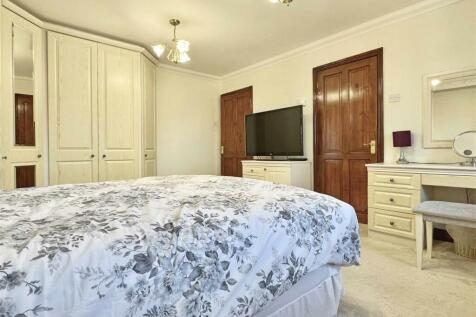 Master Bedroom b.jpg