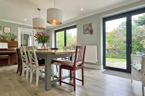 Dining Area b.jpg
