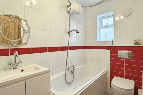Bathroom b.jpg
