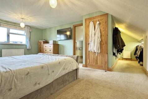 Master Bedroom b.jpg