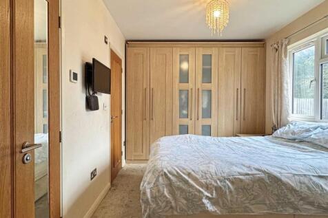 Master Bedroom b.jpg