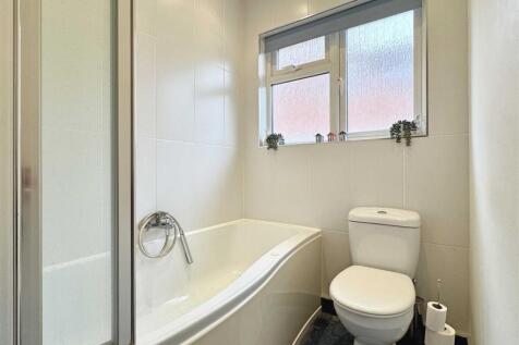 Bathroom b.jpg