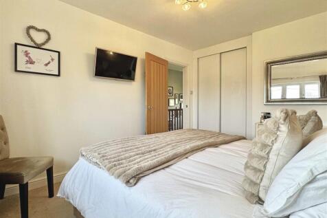 Master Bedroom b.jpg