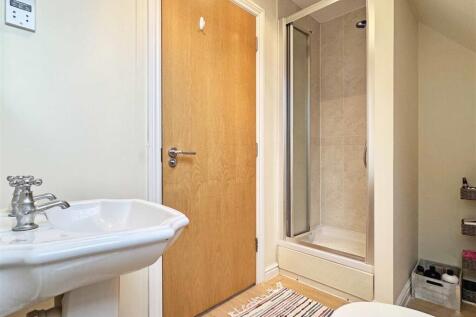 Top Floor Shower Room b.jpg