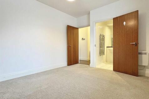 Master Bedroom b.jpg