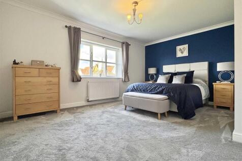 Master Bedroom b.jpg