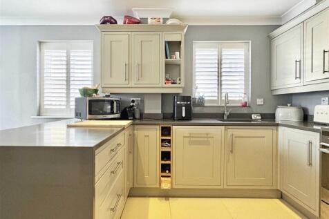 Kitchen b.jpg