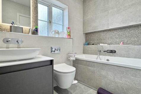 Family Bathroom b.jpg
