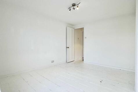 Bedroom 1b.jpg