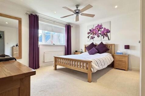 Master Bedroom b.jpg