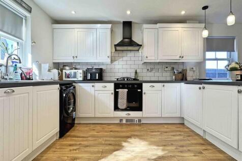 Kitchen b.jpg