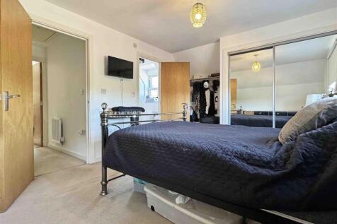 Master Bedroom b.jpg