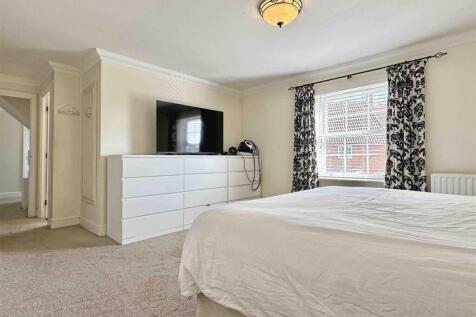Master Bedroom b.jpg