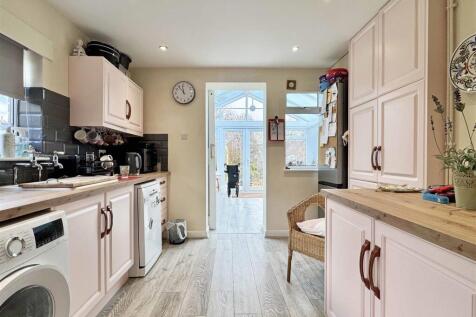 Kitchen b.jpg