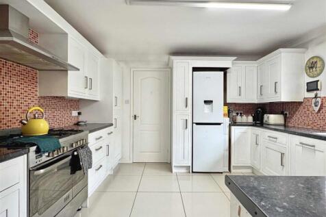 Kitchen b.jpg