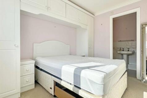 Master Bedroom b.jpg