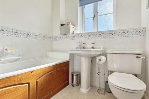 Bathroom b.jpg