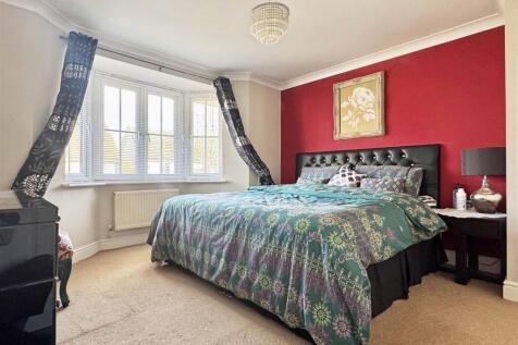 Master Bedroom b.jpg