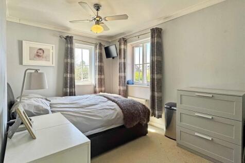 Master Bedroom b.jpg