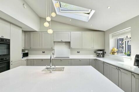 Kitchen b.jpg