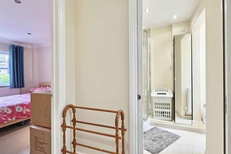 Bed 4 : Shower Room Entry.jpg