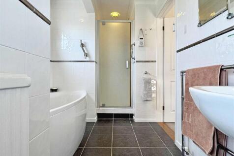 Bathroom b.jpg