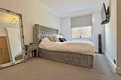 Master Bedroom b.jpg