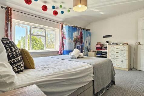 Master Bedroom b.jpg