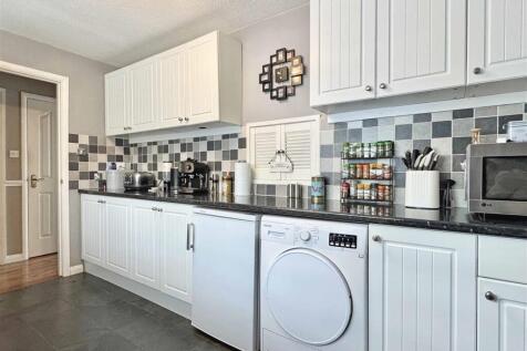 Kitchen b.jpg