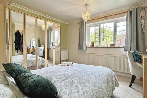 Master Bedroom b.jpg
