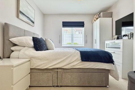 Master Bedroom b.jpg