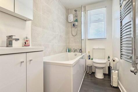 Bathroom b.jpg