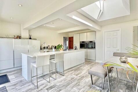 Kitchen Family Room b.jpg