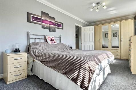 Master Bedroom b.jpg