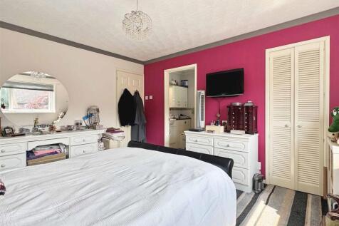 Master Bedroom b.jpg
