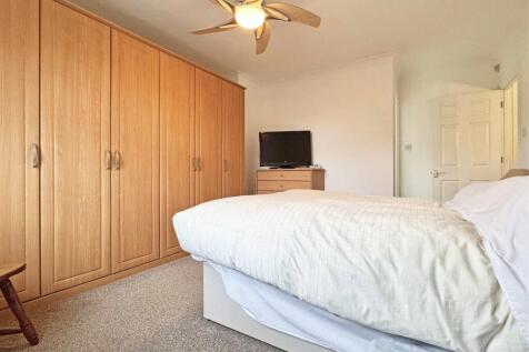Master Bedroom b.jpg