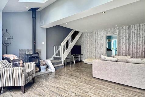 Lounge Family Room b.jpg