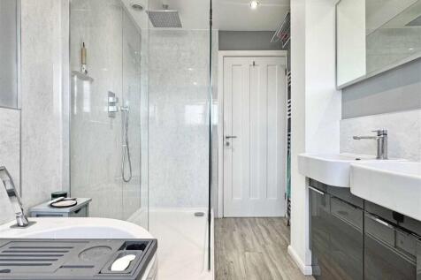 Bathroom b.jpg
