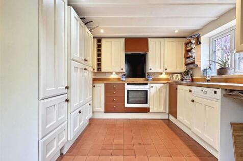 Kitchen b.jpg