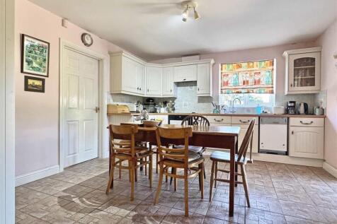 Kitchen b.jpg