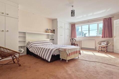 Master Bedroom b.jpg