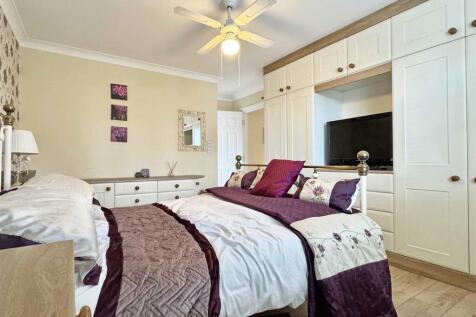 Master Bedroom b.jpg