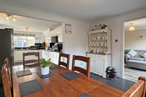 Dining Area b.jpg