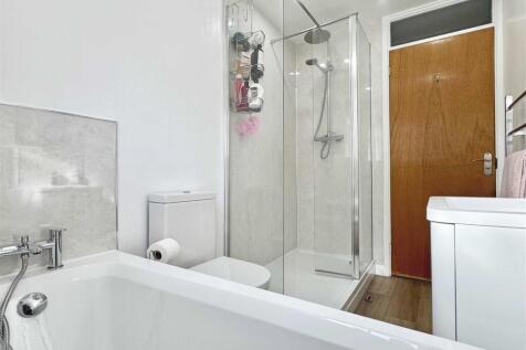 Bathroom b.jpg