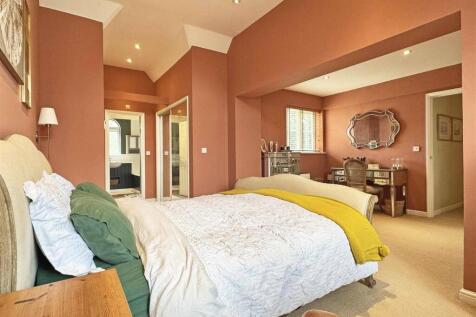 Master Bedroom b.jpg