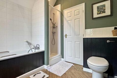 En-Suite To Master b.jpg
