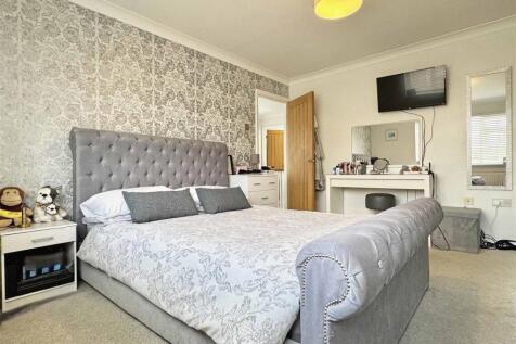 Master Bedroom b.jpg